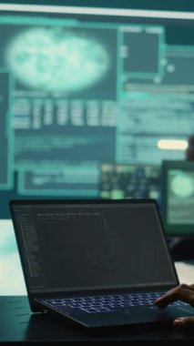 Yüksek teknoloji ajansındaki siber tehditleri izleyen ve siber güvenlik önlemleri uygulayan dikey video hükümet hackerları. IT uzmanı çevrimiçi mahremiyet ve kötü amaçlı yazılım korumasının önemine odaklanıyor