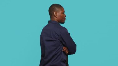 İzinsiz girenleri tahliye etmekle görevli güvenlik görevlisinin portresi yasal protokolleri takip ederken. Devriye aracı güvenli bir ortam sağlıyor, stüdyo arka planı, kamera A