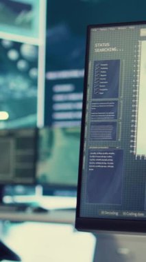 Vertical Video Askeri Komuta Merkezi büyük ekrandaki ulusal tehditleri takip etmekte kullanılıyor, boş bir hükümet istihbarat teşkilatı uluslararası güvenlik alarmlarıyla ilgileniyor. Federal savunma