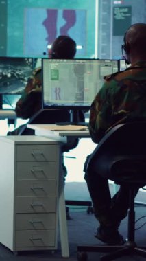 Vertical Video Askeri mürettebatı keşif kulesi güç üssünde çalışıyor, CCTV uydu sisteminden hava ve deniz trafiğini izliyorlar. Ulusal güvenlik personeli ulusal sahil bölgesini koruyor.