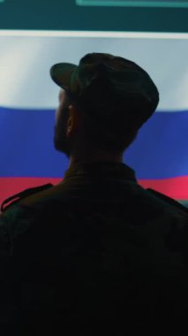 Devlet kontrol odasında çalışan Rus ordusundan dikey video korsanı rakip devletlerin ağ sistemlerini kırarak sahte haberler yayıyor ve melez savaş propagandası yapıyor. Beyin yıkama ideolojisi