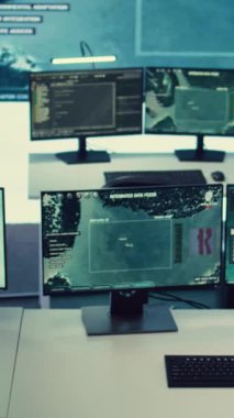 Bir dünya haritasındaki tehditleri veya tehlikeleri gözetleyen gözetleme ve uydu sistemiyle donatılmış dikey video federal kurumu komuta merkezi. Gösterge paneli olan askeri kontrol odası..