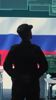 Dikey Rus askeri personeli yüksek teknoloji devlet dairesinde sahte haberler yayıyor ve melez savaş propagandası yapıyor, tehditler savuruyor. Rus ordusu özel kuvvetleri gizli bilgileri çalıyor.