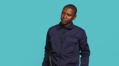 Güvenlik görevlisi izinsiz gireni tespit ettikten sonra fenerin açılmasını engelliyor. Suçluları bulmak için fener kullanan korumaların portresi. Davetsiz misafir, stüdyo geçmişi, kamera A.