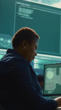 Bir devlet dairesinde şifreleme ve bilişim güvenliği üzerine çalışan dikey video siber güvenlik uzmanı. Kadın siber operasyonlar, ağ güvenliği ve melez savaşı için veri koruması yapıyor. Kamera B.