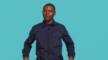 Kalabalığı kontrol eden güvenlik ajanının portresi, atanan görev yeri, stüdyo geçmişi. Afrikalı Amerikalı muhafız istenmeyen izinsiz girenleri geri püskürtüyor, güvenlik ihlalleriyle uğraşıyor, kamera A