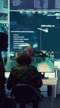 Dikey Videolar, kendi bölümleri içindeki düşman uçak ve füzelerini tespit etmek ve takip etmek için radar sistemlerinde faaliyet gösterir. Planlanan operasyonları korumak için hava koşullarını analiz et