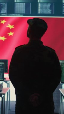 Yüksek teknolojili bir devlet hackleme odasındaki dikey video Çin askeri personeli rakip ülkelerden melez savaşında devlet sırlarını çalma üzerinde çalışıyor. Çin ordusu gelişmiş teknolojiyi sömürüyor.