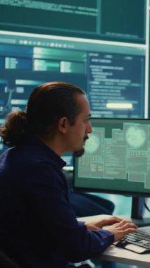 Hükümetin hackleme odasındaki dikey video siber güvenlik uzmanları ağları güvence altına almak için çalışıyorlar. Bilgisayar korsanları kötü amaçlı yazılım tespiti, siber operasyonlar ve dijital paralı askerlere karşı koruma üzerinde yoğunlaşıyor