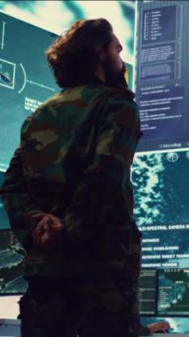 Dikey Video Albayı, büyük ekranda CCTV gözetleme bilgileriyle kontrol merkezinde istihbarat toplamak için yapılan özel operasyonu denetliyor. Düşman askeri güç üssünü hedef alan bir uzman. Kamera.