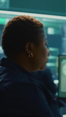 Dikey Video Hükümeti hackerları siber tehdit tespiti için büyük verileri analiz ediyor, ajans masalarında çalışıyor. Profesyonel uzman kadın siber istihbarat ve dijital tehditlerin önlenmesini analiz ediyor.