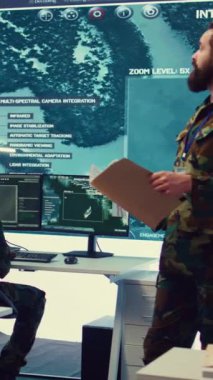 Vertical Video Army major bir kontrol merkezindeki bir dava dosyasından operasyon detaylarını okur, lojistik veya operasyonel görevler için personel ve kaynakları yönetir. Görev gücü komutu