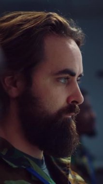 Vertical Video Army IT uzmanı ulusal uydu gözetleme görüntülerini inceliyor, merkezden genel merkeze gerçek zamanlı önemli bilgiler aktarıyor. Donanma Generali.