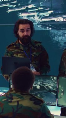 Dikey video mürettebat kaptanı ve genel olarak askeri karargahtaki birliklere CCTV keşif sistemini takip etmek için büyük bir ekranla bilgi veriyor. Askerler veri topluyor. Kamera.