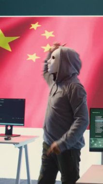 Dikey Videolu Çinli anonim suçlu fidye isterken kendini kaydediyor, istihbarat sistemlerini hackliyor ve yanlış bilgi yayıyor, yanlış yönlendirme yapıyor. Melez savaşında otokrasi komünizm ilkesi