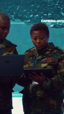 Dikey Video Özel Harekat Mühendisleri bir görev için önemli bilgiler toplamak ve askeri karargahta keşif yapmak için güvenlik kamerası görüntülerini inceliyor. Ordu askerleri komutada.