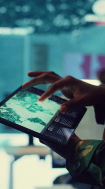 Dikey Video Ordusu askeri, küresel güvenliği sağlamak için uydu dünya haritasındaki hedefleri gözden geçirir, askeri komuta merkezinde tablet üzerinde çalışır. Özel kuvvetler, istihbarat için savaş alanı verilerini inceliyor. Kapat