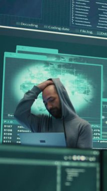 Dikey Video Hükümeti hackerı, bilgisayar ağlarını güvence altına almak için gelişmiş teknolojiyi kullanarak ajans ofisindeki büyük ekranda bilgi inceliyor. Siber güvenlik ve siber savaşa karşı savunma üzerine çalışıyorum.