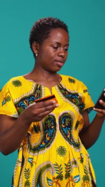 Vertical Video Neşeli Kadın Müşteri çevrimiçi alışveriş yapıyor ve ürünleri kartıyla sipariş ediyor, elektronik bankacılık hizmeti ile ödeme yapıyor. Genç insan mutlu ve satışta satın alırken heyecanlanıyor. Kamera B