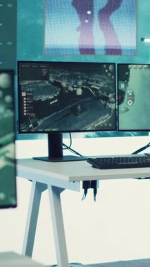 Dikey video hükümet ordu karargahı gözetleme odası. Büyük ekran uydu görüntülerini tehdit gözetimi için inceliyor. Federal Askeri Kurum Komuta Merkezi ve yüksek teknoloji.