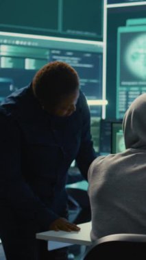 Dikey Video Hükümeti hackerları hassas bilgileri dijital paralı askerlerin siber tehditlerinden korumak için takım çalışması yapıyorlar. Uzmanlar çevrimiçi güvenlik ve siber savunma taktiklerine odaklanıyor. Kamera.