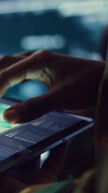 Dikey video donanma operasyon uzmanı tabletinde GPS sistemi olan bir dünya haritasını inceleyerek düşman gemilerinin izini bulmaya çalışıyor. General görevler için hükümet uydu verilerini kullanıyor. Kapat