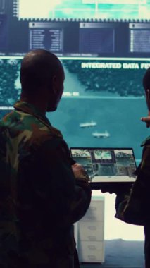 Dikey Video İstihbarat analistleri büyük veri analizini denetliyor ve koordine ediyor. Saha birliklerine yardım etmek için taktik bilgi işliyorlar. Gerçek zamanlı savaş bilgilerini izleyen memurlar