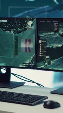 Dikey Video Boş Askeri İHA kontrol odası büyük ekran ve uydu radar görüntüleriyle donatılmış. Ulusal Silahlı Kuvvetler Merkezi yüksek teknolojili..