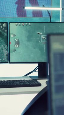 Büyük ekrandaki küresel tehditleri takip etmek için kullanılan dikey video askeri kontrol odası. Boş bir federal istihbarat ajansı uluslararası güvenlik alarmlarıyla ilgileniyor. Hükümet hizmet komutu