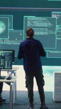 Dikey Video Neşeli Hackerlar ekibi ağ sistemlerine sızıyor, başarılarını kutluyor ve melez savaş faaliyetleri sırasında bir adım öne çıkıyorlar. Memnun uzmanlar veritabanını çalıyor