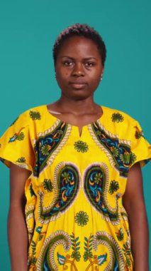 Dikey Görüntü Ahlaki Kişisi stüdyoda üç bilge maymun sembolü yapıyor, gözlerini, ağzını ve kulaklarını mavi arka planda kapatıyor, şeytanı görmüyor, kötü konuşmuyor ve şeytani bir metafor duymuyor, bilgelik kavramı duymuyor.