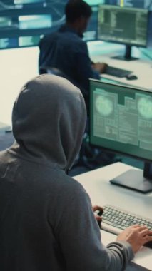 Bir devlet dairesinde siber gözetim ve tehdit tespiti yapan dikey video siber güvenlik uzmanı. Siber suçları önleme ve kötü amaçlı yazılım tespiti yapan profesyonel hackerlar ekibi