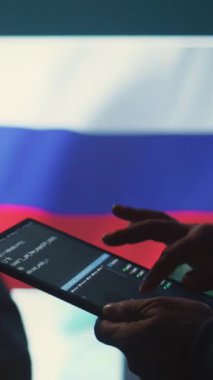 Dikey Video Kişi, Rus bayrağı altında çalışan devlet siber güvenlik odasında tablet kullanır. Siber tehditler savurmak, izinsiz giriş yapmak ve sahte haberler yaymak için sistemlere sızmak. Kapat