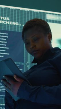 Dikey Video Siber İstihbarat uzmanı bir devlet kurumundaki büyük ekranda siber savunmaya ve siber saldırılara karşı korunmaya odaklanmış verileri inceliyor. Melez savaşında özel bilgi