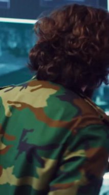 Vertical Video Personel Çavuşu, askeri birliklerine radar görüntülerini izlemek ve sahadaki insanlara bilgi sağlamak için yeni bir görevin detaylarını veriyor.