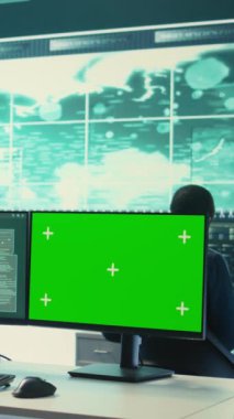 Dikey Video Hackleme uzmanı yüksek teknoloji bürosunda izole bir kroma anahtar ekran üzerinde çalışarak ulusal sunucuları devlet sırlarıyla güvence altına alıyor. Hükümet bilgisayar korsanı tehdit tespitini inceliyor