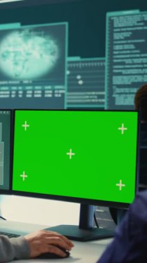 Verileri ve ağ güvenliğini korumak için yeşil ekranlı bilgisayarda çalışan dikey video hükümet hackerları. Siber saldırıları ve casusluğu önlemek için siber savunma, kötü amaçlı yazılım tespiti