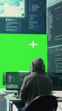 Bir devlet dairesinde şifreleme ve bilişim güvenliği kullanarak büyük ekranda modelleme düzeniyle çalışan dikey video siber güvenlik uzmanları. Rakip devlet sistemlerini hacklemek için siber operasyonlara odaklanılıyor