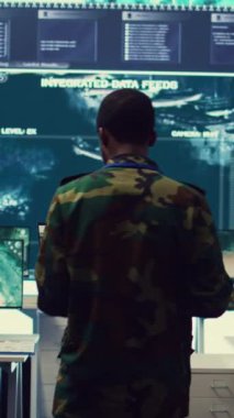 Hava desteğini koordine eden dikey video uçak bakım teknisyeni kara birliklerine yardım ediyor, gelecekte yapılacak savaş görevleri için doğru işlevi sağlıyor. Gözetim sistemlerini çalıştır