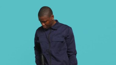 El fenerini açan güvenlik görevlisi, suç faaliyetlerini önlemekle ve suç işleyen şüphelileri gözaltına almakla görevlendirildi. Fenerli koruma portresi, stüdyo arka planı, kamera A