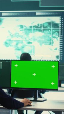 Siber güvenlik izleme ve tehdit tespitinde yeşil ekran kullanan dikey video hükümet hackerları. Ulusal ve siber saldırılara karşı ağ güvenliği ve korunması inceleniyor