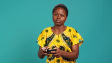 Video oyunlarını kaybettikten sonra mutsuz olan genç bir kadın, bir kontrolörle çevrimiçi oynuyor ve mağlubiyetten hayal kırıklığına uğruyor. Stüdyoda hayal kırıklığına uğramış insan kendini kötü hisseder. Kamera A.