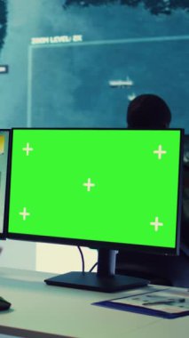 Dikey Video Kadın operatörü, düşman gemilerini izole edip takip ederek ulusal güvenlik karargahına GPS koordinatları gönderiyor. Kadın asker CCTV sisteminde çalışıyor. Kamera B.