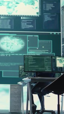 Vertical Video Hükümeti hackerlar ekibi bilgisayar sistemlerini siber tehditlerden koruyorlar, teşkilat kontrol odasında birlikte çalışıyorlar. Şifreleme, çevrimiçi güvenlik ve siber operasyona karşı casusluk vurgulanıyor