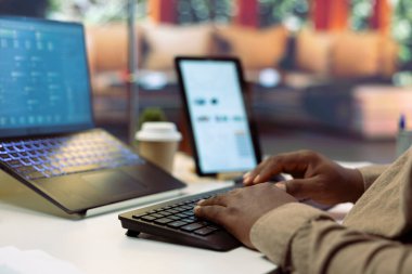 Masasındaki profesyonel yazılım geliştiricisi yapay zeka kodlama ve makine öğrenme projeleri üzerinde çalışıyor, yazılım geliştirme ve dijital sektörde yenilik sergiliyor. İnternet gibi şeyler. Kapat..