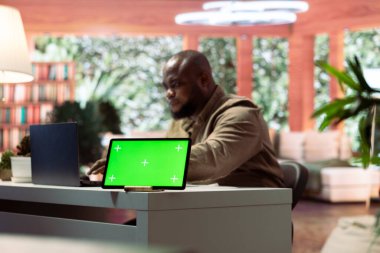 Bilgisayarında izole edilmiş fotokopi alanının yanında çalışan serbest çalışan kişi, çevrimiçi işi için piyasa trendleri ve istatistikleri araştırıyor. Başarılı bir serbest çalışan. Model ile evden işe gidiyor..