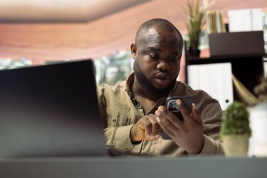 Girişimci, çevrimiçi işiyle uzaktan yakından ilgilenirken sosyal medya mesajlarını kontrol ederek başarılı bir ticaret sağlıyor. Finans geliştirme planları üzerinde çalışan serbest çalışan.