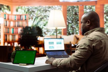 Ekonomi uzmanı, yeşil ekran modelinin yanında yıllık satış bilgilerini sağlayarak işi büyütmek için kâr artışı sağlıyor. İşadamı para yönetimi ve yıllık istatistiklerle ilgileniyor.