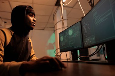 Bilişim suçlusu kötü amaçlı yazılım ve Truva virüsü kullanarak geceleyin hükümet sistemine sızıyor ve hassas verileri çalmak için güvenlik ihlali yapıyor. Erkek hırsız sunucuya giriyor ve sistem şifrelemesini kırıyor.