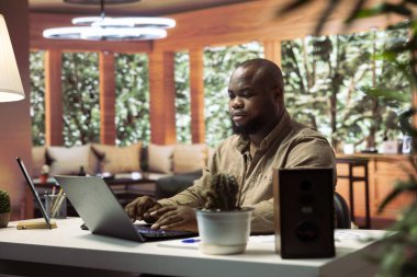 Bilgisayarında bilgi grafikleri oluşturan ve iş raporlarını yöneten bir iş danışmanı modern çalışma stratejileri sergiliyor. Bir başlangıç projesi geliştirmek ve mali istatistikleri gözden geçirmek.